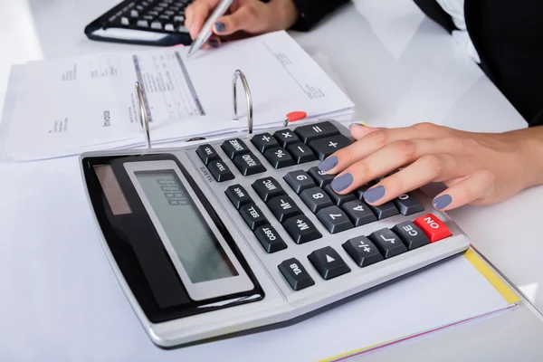 Empresária calculando imposto — Fotografia de Stock