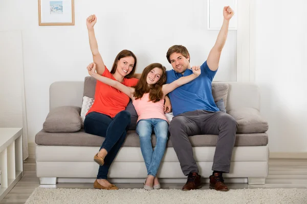 Familjen att höja armarna — Stockfoto