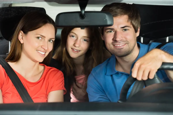 Casal de condução no carro com sua filha — Fotografia de Stock