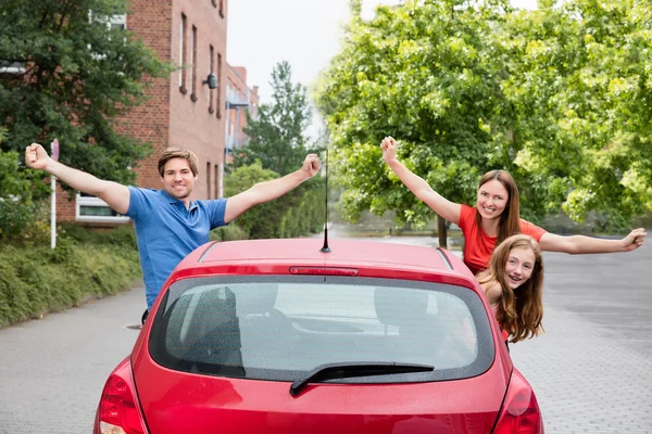 Familie kijken uit een auto — Stockfoto