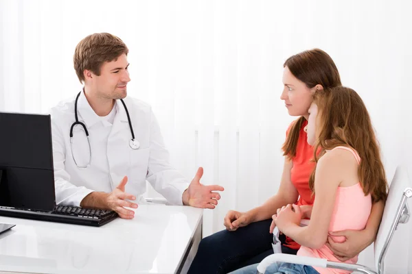 Doctor Consoling Patient In Clinic — Stock Photo, Image