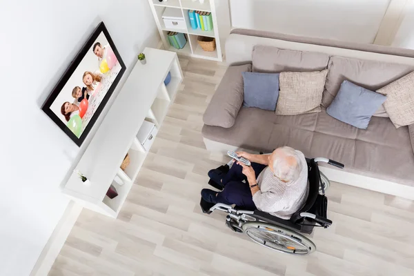 Discapacitados Abuela Ver la televisión —  Fotos de Stock