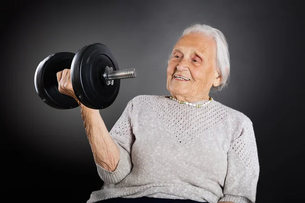 Starší žena, která dělá cvičení — Stock fotografie
