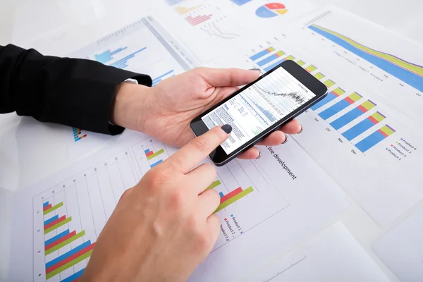 Businesswoman Analyzing Data Using Smartphone — Stock Photo, Image