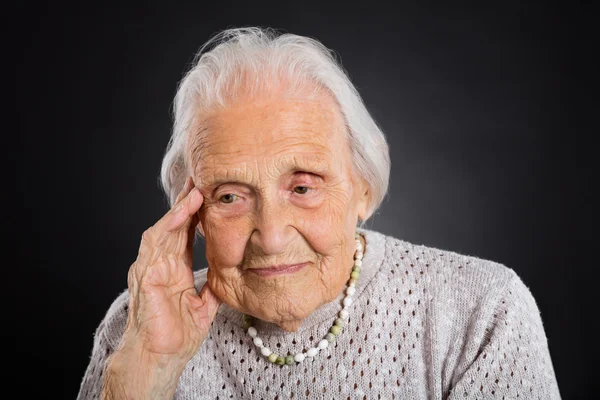Egy figyelmes idős nő portréja. — Stock Fotó