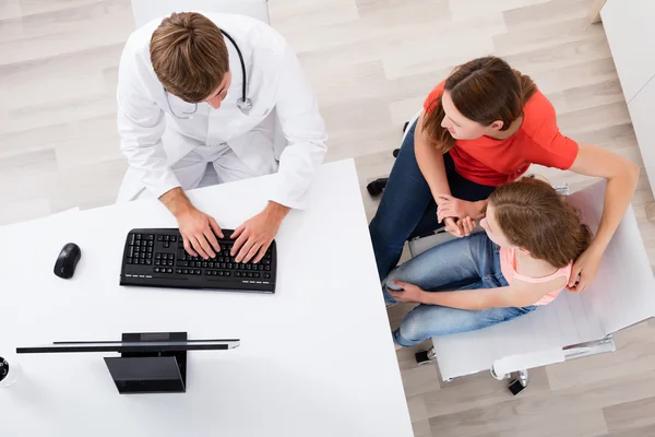 Arzt im Gespräch mit Patient — Stockfoto