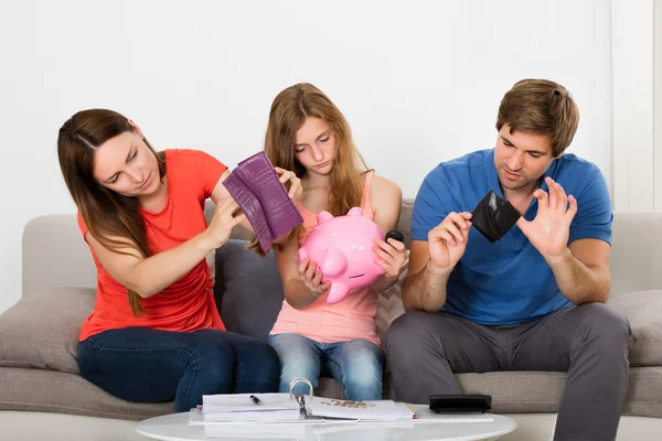 Familie controleren hun spaargeld — Stockfoto