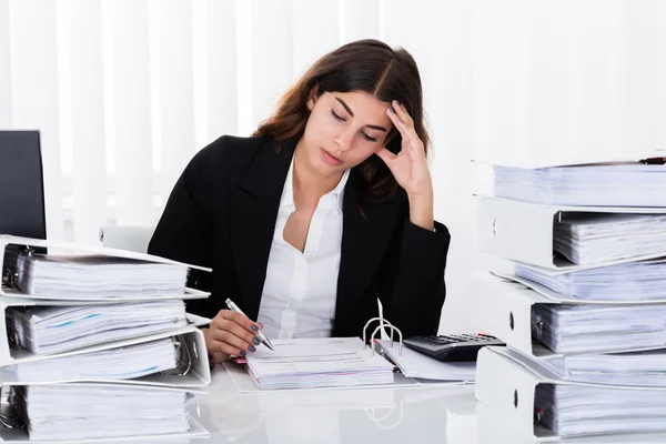 Depressief zakenvrouw controleren factuur — Stockfoto