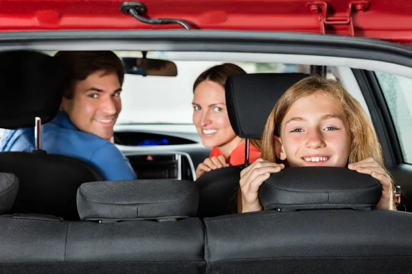 Glückliches Mädchen im Auto sitzend — Stockfoto