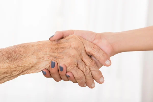 Paziente anziano che stringe le mani — Foto Stock