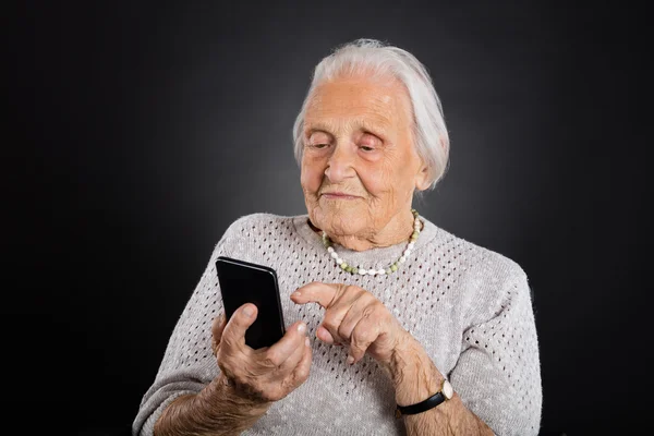 Senior vrouw met behulp van smartphone — Stockfoto