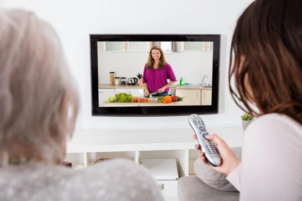 Twee vrouwen kijken kookprogramma op televisie — Stockfoto