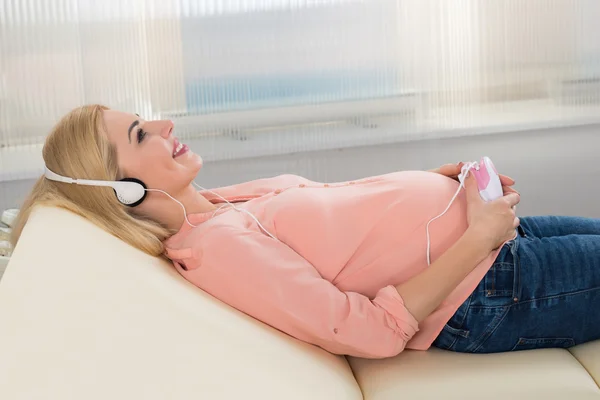 Mulher grávida ouvindo o coração do bebê — Fotografia de Stock