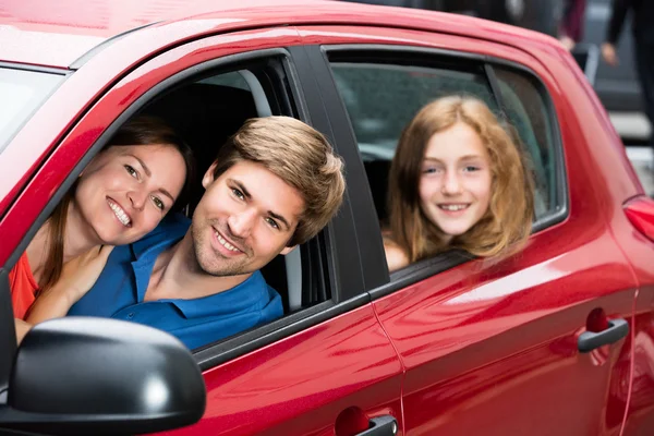 Paar sitzt in neu erworbenem Auto — Stockfoto