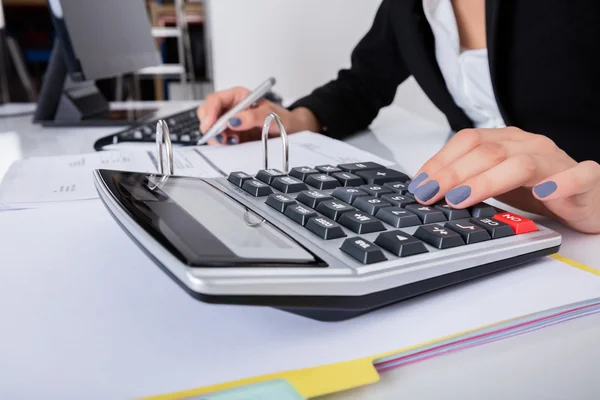 Zakenvrouw belastingberekening — Stockfoto