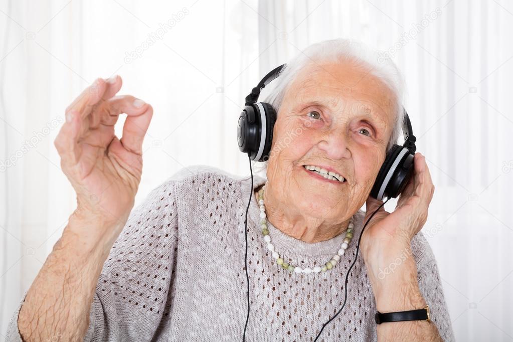 бабушки поют. музыка для пожилых людей. звук и человек. пенсионер в наушниках. музыкотерапия для пожилых.