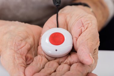 Kadın kıdemli acil Alarm düğmesi