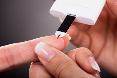 Doktor kontrol hastanın şeker seviyesi 