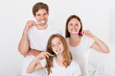 Aile birlikte diş fırçalama