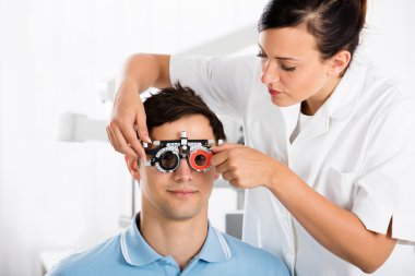 Kadın Optometrist hastanın görme kontrol 