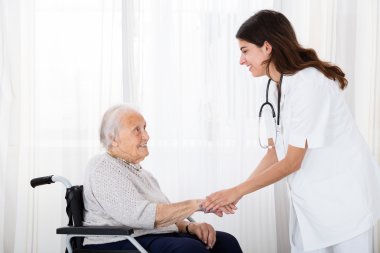 Teselli Engelli kıdemli hasta doktor