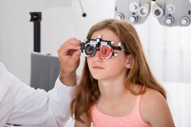 Kızın vizyonu ile deneme çerçeve denetimi bir Optometrist