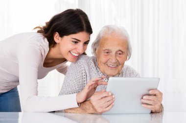 Dijital Tablet kullanarak iki mutlu kadın