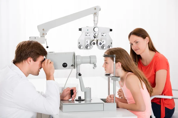 Okulista badanie wzroku dziewczynki — Zdjęcie stockowe