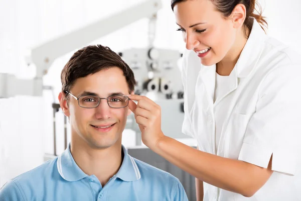 Gözlükçü yardımcı erkek hasta — Stok fotoğraf