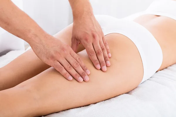 Therapist Giving Led Massage To Woman — Stock Photo, Image