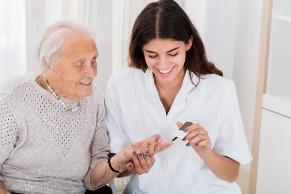 Doctor Checking Blood Sugar Level — Stock Photo, Image