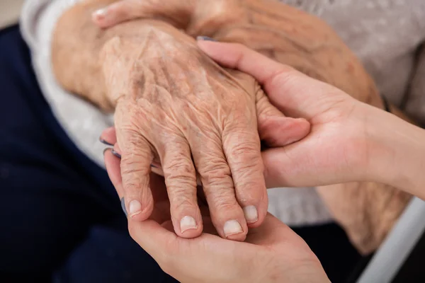 Docteur tenant la main d'un patient âgé — Photo