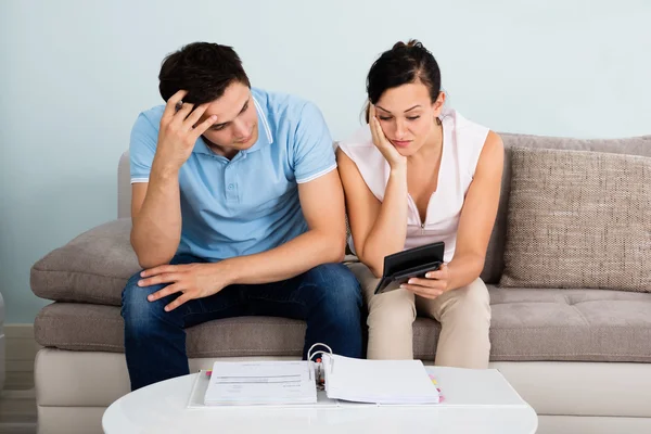 Unhappy Couple Calculating Bills — Stock Photo, Image