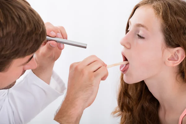 Close-up Of Doctor Examining Girl's Throat — Stock Photo, Image