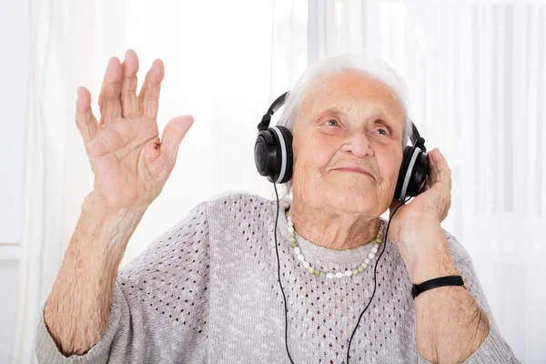 Mujer mayor disfrutando de la música —  Fotos de Stock