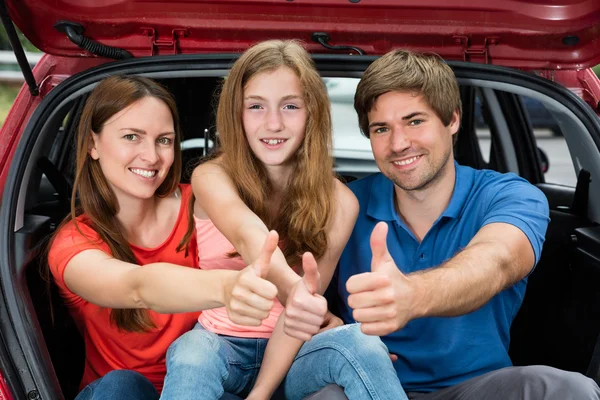 Família alegre mostrando polegares para cima — Fotografia de Stock