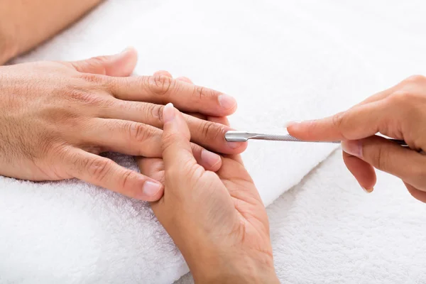 Manicurista deposito unghie della persona — Foto Stock