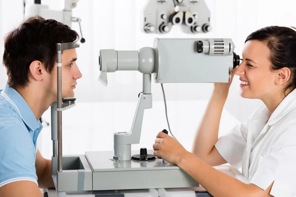 Ein Augenarzt macht Sehtests — Stockfoto