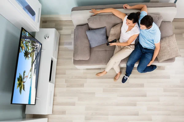 Vista de ângulo alto de casal assistindo televisão — Fotografia de Stock