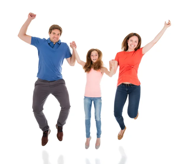 Щаслива сім'я стрибає разом — стокове фото
