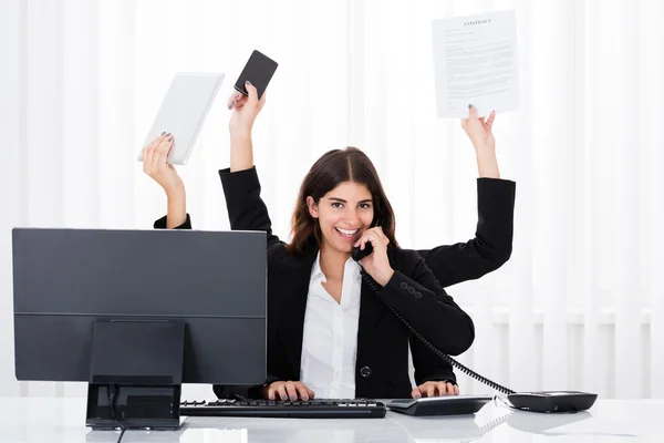 Businesswoman ocupado Multitasking — Fotografia de Stock