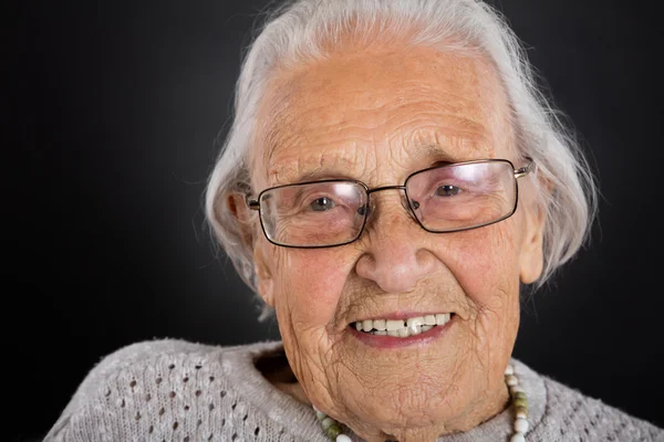 Sorridente donna anziana con gli occhiali — Foto Stock