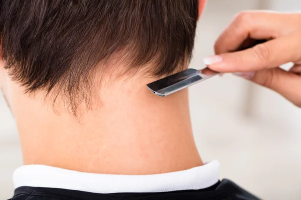 Cabeleireiro cortando o cabelo do homem — Fotografia de Stock