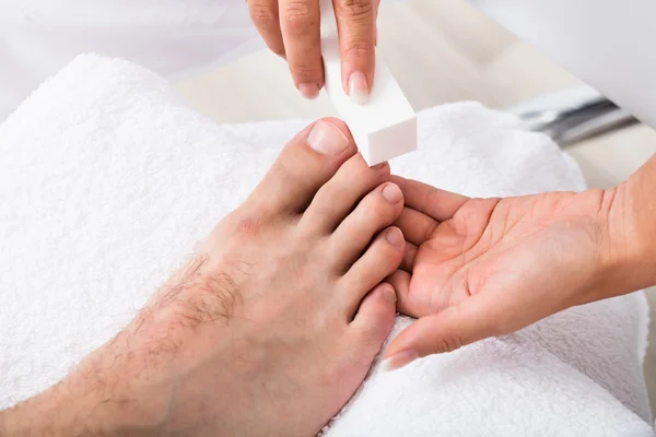 Schoonheidsspecialiste Hand indienen van de nagels — Stockfoto