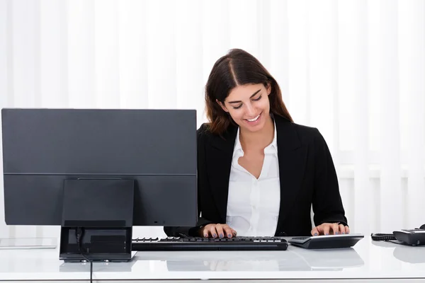 Empresária que trabalha no escritório — Fotografia de Stock