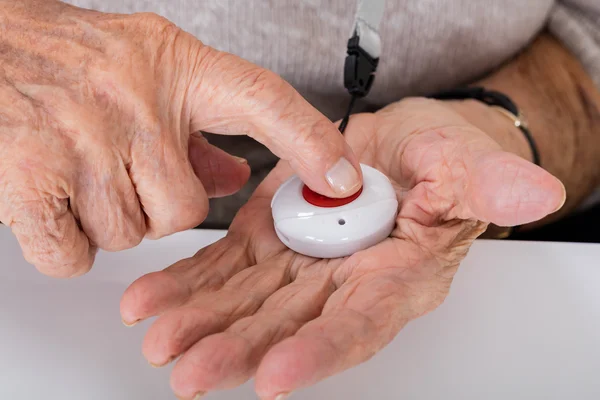 年配の女性緊急警報ボタン — ストック写真
