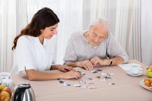 Dos mujeres jugando rompecabezas — Foto de Stock