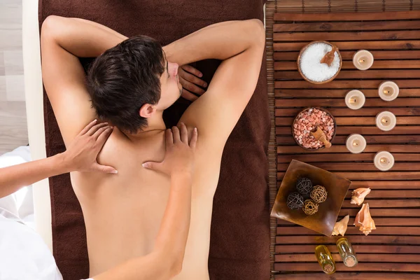 Jonge Man ontvangen van Massage In de Spa — Stockfoto