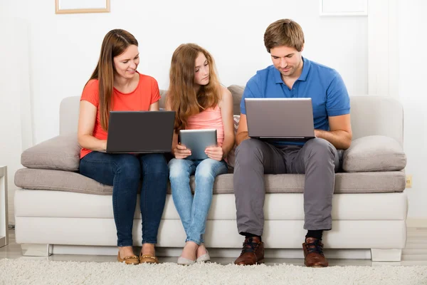 Familj med Laptop och digitala tabletter — Stockfoto