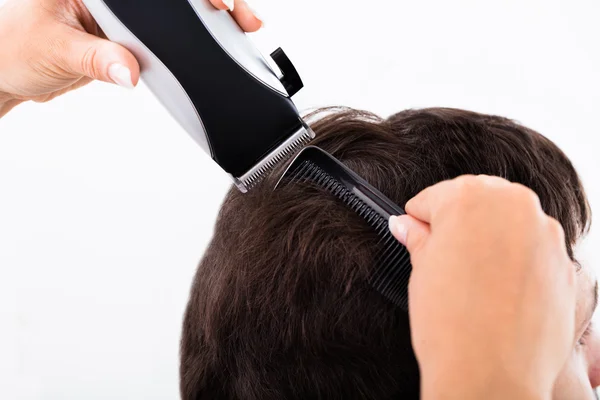 Hombre consiguiendo corte de pelo de peluquería — Foto de Stock